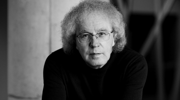 Guntars Godiņš: «Dabūju malaiziešu valodas vārdnīcas, mācību grāmatas. Sāku pat atdzejot viņu tautasdziesmas — pantunus, kas ir ļoti līdzīgi mūsu dainām ar cezūru pa vidu. Bet man nebija, ar ko sarunāties.» 
Foto — Kristaps Kalns