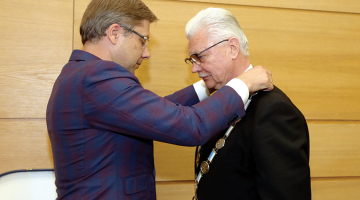 Nils Ušakovs 30. maijā nodod Rīgas mēra amata ķēdi Dainim Turlajam.
Foto — LETA
