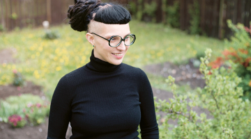 Laura Ziemele pie savām trim dobēm
1 Vasarās šūpuļtīkls ir Lauras «darba kabinets»

2 Lauras dārzā šopavasar iestādītās vasaras dālijas

3 Akmeņsēkles ar pirkstiņziedlapiņām

4, 5 Katru pavasari Ieva Reinholde izmēģina jaunas sēklas

6 Drošāk audzēt jau gatavus stādus, jo skaidrs, ka augs būs dzīvelīgs

7 Dārziņš mājas otrajā stāvā nav ar sauli lutināts, bet stādi aug sparīgi.
Foto — Reinis Inkēns