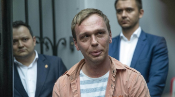 "Meduza" žurnālists Ivans Golunovs pēc atbrīvošanas no apcietinājuma. Foto: AP/Scanpix