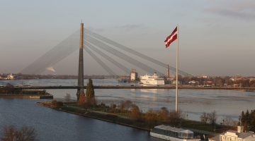 Skats uz Vanšu tiltu pār Daugavu. Foto: Edijs Pālens, LETA