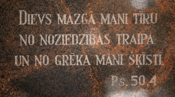 Uzraksts katoļu baznīcā. Foto: Evija Trifanova, LETA