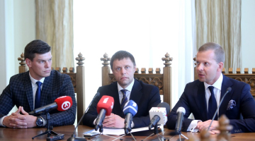No partijas "Saskaņa" izslēgtie Rīgas domes deputāti Valērijs Petrovs (no kreisās), Rīgas vicemērs Vadims Baraņņiks un Aleksejs Rosļikovs. Foto: Paula Čurkste, LETA