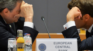 Eiropas Centrālās bankas prezidents Mario Dragi (no kreisās) sarunā ar  Francijas prezidentu Emanuelu Makronu. Foto: Sputnik/Scanpix