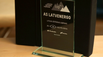 Latvijas vērtīgākā uzņēmuma "TOP101" balva, kuru saņem AS "Latvenergo". Foto: Edijs Pālens, LETA