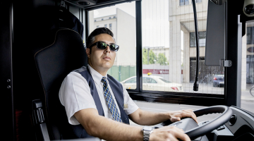 Sīriešu bēglis Muhameds al Saīds strādā par autobusa šoferi Berlīnē.
Foto — DPA/AFP/Imageforum