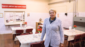 Slēptuvē deviņus metrus zem zemes cilvēki pulcējušies tikai vienu reizi, 1985. gada civilo mācību laikā. «Tas jau absurds pats par sevi — uzturēt virsū uzcelto ēku, katru dienu iet tīrīt istabiņas ar domu, ka pēkšņi kāds var atbraukt,» secina Ludmila Annuškāne.
Foto — Gints Ivuškāns