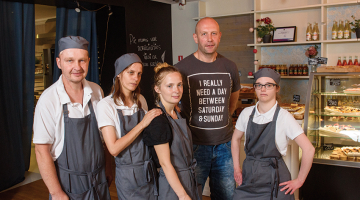Cilvēki, kuri izveidoja RB Cafe un kurus kafejnīcā ik dienu var satikt (no kreisās): Ivo Karasiers, Svetlana Saveļjeva, Silvija Reiere, Māris Grāvis un Emīlija Marta Saule.
Foto — Gints Ivuškāns