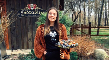 Tūrisma uzņēmēja Alise Bite krodziņā piedāvā Latvijas garšas. Publicitātes foto