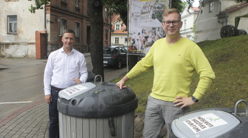 Cēsu mērs Jānis Rozenbergs (pa kreisi) un Cēsu Attīstības un būvniecības pārvaldes vadītājs Atis Egliņš-Eglītis: «Es pat biju pārsteigts, cik atvērti šādām idejām ir cilvēki. Viss, kas ir vajadzīgs, — nedaudz pamainīt domāšanu». Foto — Māris Buholcs, Druva