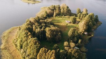 Par nākotni saimnieks Jurģis Dutko vēl plānus nekaļ, jo šobrīd sešām teltīm ir ļoti skaists izvietojums un cilvēki, būdami cits citam blakus, netraucē. Ja telšu būs vairāk un tās būs pārāk tuvu cita citai, zudīs kempinga koncepts un jēga.
Foto no privātā arhīva
