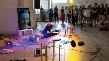 Darijas Blūmas izstādes atklāšanas performance It’s On Me 2 (too).
Foto — Krista Saberova