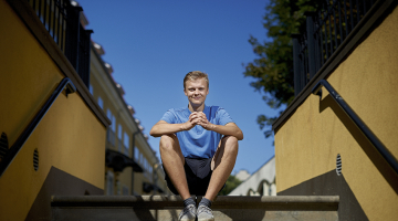 «Pie panākumu sajūtas cenšos pierast jau trešo gadu, bet neizdodas un varbūt arī nevajag,» smaidot saka jaunais talants fizikā Jānis Hūns, kurš šovasar absolvēja Rīgas Valsts 1. ģimnāziju un gaida atbildi no Kembridžas Universitātes — vai ir uzņemts.
Foto — Edmunds Brencis