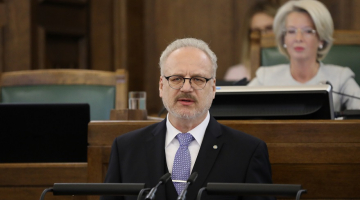 Jaunievēlētais Valsts prezidents Egils Levits uzrunā Saeimas deputātus pēc svinīgā zvēresta nodošanas Saeimas ārkārtas sēdē. Foto: Evija Trifanova, LETA
