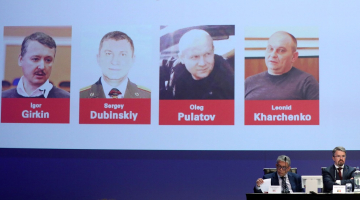 Krievijas pilsoņi Igors Girkins (no kreisās), Sergejs Dubinskis un Oļegs Pulatovs, kā arī Ukrainas pilsonis Leonīds Harčenko tiek atzīti par apsūdzētajiem Malaizijas pasažieru lidmašīnas notriekšanā virs Austrumukrainas 2014. gada jūlijā. Foto: REUTERS/Scanpix