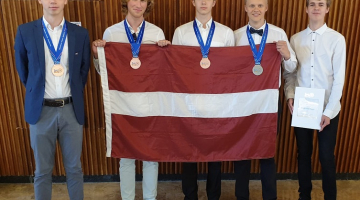 Latvijas skolēni - starptautiskās fizikas olimpiādes uzvarētāji. Publicitātes foto