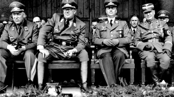 Alfrēds Rozenbergs (otrais no labās) un Austrumzemes augstākie vācu vietvalži Dobeles pilsdrupās noraugās reihsleitera vizītei par godu sarīkotā priekšnesumā. 1942. gads. Vācijas Federālais arhīvs