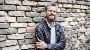 «Tajā ir kaut kas no alķīmijas un maģijas,» Gustavs Jānis Mežciems stāsta par aizrautību ar ķīmiju. «Sajauc dažādas lietas un dabū kaut ko pavisam citu.»
Foto — Ieva Salmane