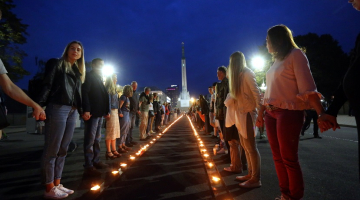 Par godu Baltijas ceļa 30. gadadienai pie Brīvības pieminekļa notiek svecīšu ceļa iedegšana. Foto: Edijs Pālens, LETA