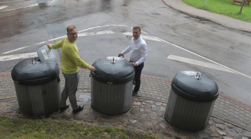 Cēsu mērs Jānis Rozenbergs (pa labi) un Cēus Attīstības un būvniecības pārvaldes vadītājs Atis Egliņš-Eglītis pie šķirošanas konteineriem. Foto: Māris Buholcs, Druva