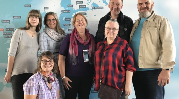 LU Teoloģijas fakultātes studējošo grupa kopā ar profesori Laimu Geikinu. Publicitātes foto
