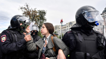 Omonieši Maskavā aiztur kādu protestētāju.  Foto: AFP/Scanpix