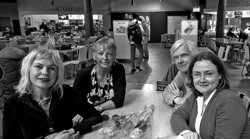 Mirklis Cīrihes lidostā: kreisajā pusē Inga Ābele un Gundega Repše, labajā — Šveicē dzīvojošie Gunārs Štrekeizens un Ilze Šordereta, kuriem «ir tradīcija lidostā bildēties ar rakstniekiem, kas laipni apciemo mūsu literatūras klubu». 2019. gada jūnijs.