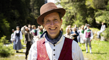 Jodelētāja Albina Paulus ierakstam ar Auļiem un tautas deju ansambli Vektors, kas tapis gleznainajā Gasteinas ielejā Austrijā, YouTube ir vairāk nekā 10 000 skatījumu. Šonedēļ viņš ar latviešiem koncertē piecās Latvijas pilsētās.
Foto — Gatis Indrēvics