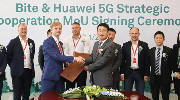 Bite Latvija jau 2016. gadā noslēdza sadarbības līgumu ar Ķīnas kompāniju Huawei par 5G tehnoloģiju attīstīšanu Latvijā. Bite uzsver, ka drošības riskus ķīniešu tehnoloģijās nav konstatējusi un šo partnerību pagaidām pārskatīt negrasās