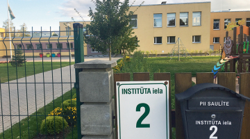 Siguldas bērnudārzs Saulīte, kur saslima vairāki bērni. Līdzīgi saslimšanas gadījumi konstatēti arī citos bērnudārzos, kurus visus vieno viens ēdināšanas nodrošinātājs.
Foto — Anna Zvejniece