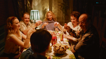 Galvenā varoņa mātes lomā Ieva Puķe (centrā).
Publicitātes foto