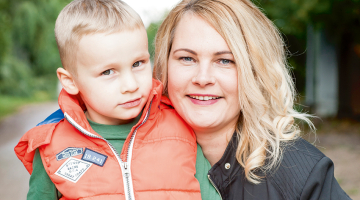 «Es tikai priecājos, ka viss ir labi beidzies, ka viņš man ir,» saka Aiga Pilsētniece. Taču viņa nesaprot, kāpēc aklās zarnas operāciju dēlam Eldrigo nevarēja veikt augstākā līmeņa reģionālajā slimnīcā, kāda ir Jelgavā.
Foto — Ieva Salmane