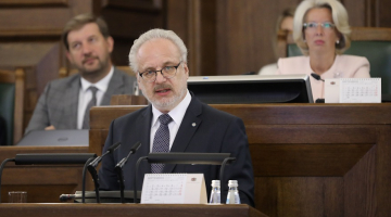 Valsts prezidents Egils Levits saka uzrunu Saeimas rudens sesijas atklāšanas plenārsēdē. Foto: Evija Trifanova, LETA