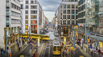 Friedrichstrasse, Mitte rajonā. Zilās caurules, kas redzamas fonā, var pamanīt visā Berlīnē, arī rozā krāsā. 
Tās izskatās kā mākslas instalācija, bet patiesībā uztur vienā līmenī grunstūdeņus, jo Berlīne atrodas purvainā vietā.
Foto — Shutterstock