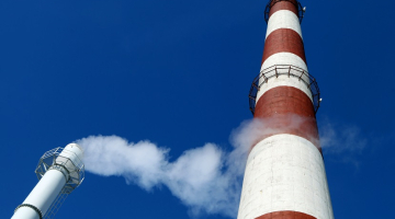 AS "Rīgas siltums" siltumcentrāles "Ziepniekkalns" biokurināmā koģenerācijas stacijas dūmeņi. Foto: Edijs Pālens, LETA