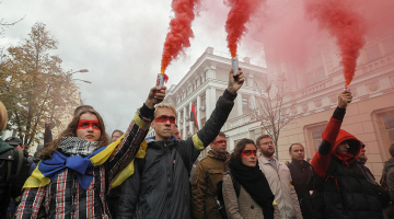 Ukrainas galvaspilsētā Kijevā svētdien 10 tūkstoši cilvēku protestēja pret ideju noteikt īpašu statusu Donbasam. Protesta iemesls bija pagājušajā nedēļā Ukrainas delegācijas Minskā parakstītā trīspusējā vienošanās par konflikta noregulējumu Austrumukrainā, kas paredz īpašu statusu Donbasam. Prezidents Volodimirs Zelenskis noraidīja kritiku, ka šāds plāns būtu piekāpšanās Krievijai.
Foto — AFP/LETA