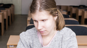 Mans ceļš ir mana brīvība un mans pienākums — šī atziņa kļuvusi par Līvas (20) moto, šoruden sākot studijas Latvijas Kultūras akadēmijā. Studijas Līva savieno ar mācībām mūzikas vidusskolā un nākotnē cer kļūt par mūzikas skolotāju neredzīgiem bērniem kā viņa pati.
Foto — Ieva Salmane