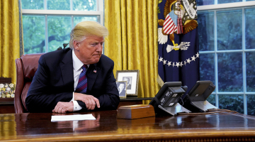 Donalds Tramps vairākas reizes lūdzis ukraiņus sākt izmeklēt Džo Baidenu, kas varētu būt viņa lielākais sāncensis nākamgad paredzētajās ASV prezidenta vēlēšanās. Tajā pašā laikā ASV prezidents bez jebkāda paskaidrojuma iesaldēja ukraiņiem atvēlēto finansiālo palīdzību.
Foto — Scanpix