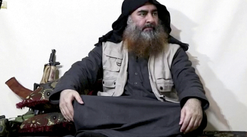 Daesh līderis Abū Baktu el Bagdadi videoierakstā, kas tika izplatīts šā gada aprīlī. FOTO — scanpix