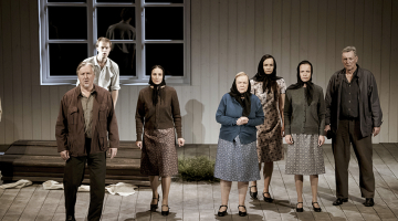 Izrādē spēlē laikmetīgajam teātrim nenormāli liels aktieru skaits — gandrīz trīsdesmit.
Foto — Kristaps Kalns