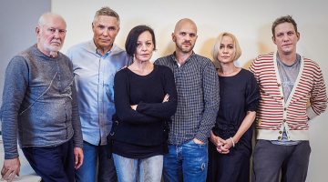 Dailes teātra aktieri Juris Bartkevičs (pa kreisi), Juris Žagars, Vita Vārpiņa, Lauris Dzelzītis, Rēzija Kalniņa un Artūrs Skrastiņš.
Foto — Edmunds Brencis