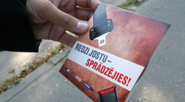 Satiksmes drošības kampaņa „Redzi jostu – sprādzējies!“. Foto: Ieva Čīka, LETA