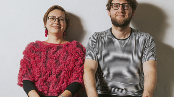 Ģertrūdes ielas teātra vadītājs Andrejs Jarovojs un producente Maija Pavlova ir lietišķi romantiķi un rīkojas saskaņā ar teicienu, ka drāmai jāpaliek uz skatuves.
Foto — Lauris Aizupietis