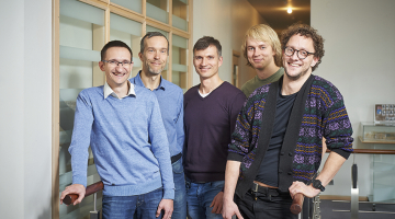 Tildes mākslīgā intelekta attīstības komanda: Mārcis Pinnis (pa kreisi), Roberts Rozis, Valters Šics, Rihards Krišlauks un Toms Bergmanis.
Foto — Edmunds Brencis