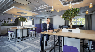 SIA Tele2 valdes priekšsēdētājs Valdis Vancovičs klusajā telpā, kas paredzēta intensīvam intelektuālam darbam. Šajā telpā darbinieki nesarunājas un neveic telefona zvanus, lai kolēģi varētu pilnībā koncentrēties pienākumu izpildei.
Foto — Edmunds Brencis