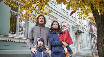 Ikdienā Zumbergu ģimene runā latviski, bet reizēm Reinis un Linda sabiedriskās vietās mēdz runāt lībiski — tā ir viņu slepenā valoda. Arī sešgadīgais Ernests jau zina dažus vārdiņus, bet mazajai Emmai viss vēl priekšā.
Foto — Edmunds Brencis