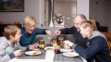 Parasti galdā ir plānās pankūkas vai rauga pankūkas. Vienmēr un obligāti — pašu vārīts ābolu džems ar kanēli.
Foto — Ieva Salmane