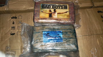 Šā gada janvārī Kokneses novadā tika atklātas vairāk nekā divas tonnas kokaīna — 42 kartona kastēs bija 2195 briketes ar dažādiem logo: TNT, Badboys, Gold un ar delfīna attēlu. FOTO — leta