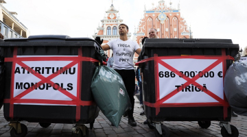 Šoruden Rātslaukumā notika biedrības "Pilsoņu vara" rīkotais pikets pret Rīgas domes atkritumu apsaimniekošanas politiku. Foto: Evija Trifanova, LETA