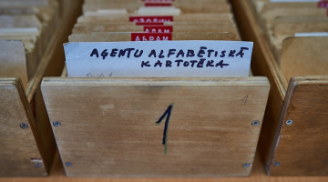 Čekas aģentu alfabētiskās kartotēkas kastīte. Foto: Edmunds Brencis
